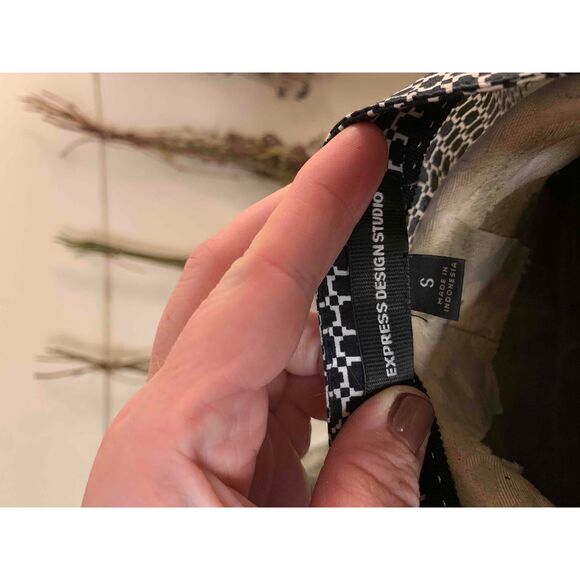 Express Black Patterned Sleeveless Belted Buttoned Front Blouse Womens Small - Picture 5 of 5